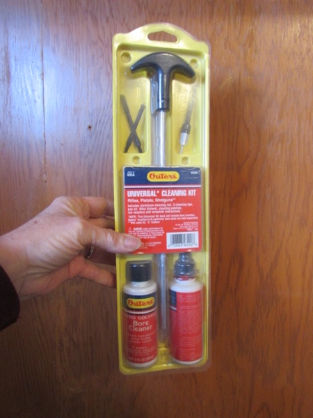 WOODEN WALL MOUNT RIFLE RACK & GUN CLEANING KIT