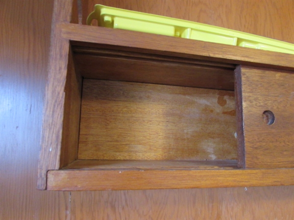 WOODEN WALL MOUNT RIFLE RACK & GUN CLEANING KIT