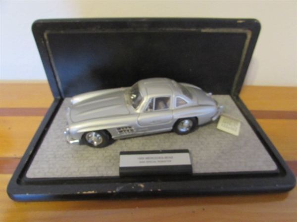 FRANKLIN MINT 1/24 SCALE 1954 MERCEDES BENZ 300SL DIECAST CAR IN CASE