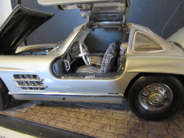 FRANKLIN MINT 1/24 SCALE 1954 MERCEDES BENZ 300SL DIECAST CAR IN CASE
