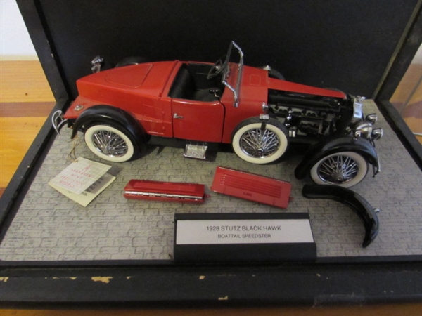 FRANKLIN MINT 1/24 SCALE 1928 STUTZ BLACK HAWK BOATTAIL SPEEDSTER DIECAST CAR IN CASE (NEEDS REPAIR)