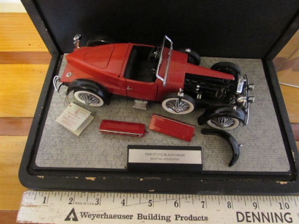 FRANKLIN MINT 1/24 SCALE 1928 STUTZ BLACK HAWK BOATTAIL SPEEDSTER DIECAST CAR IN CASE (NEEDS REPAIR)