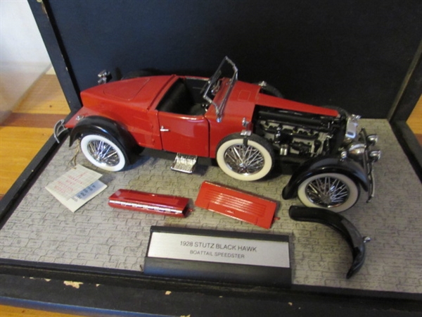 FRANKLIN MINT 1/24 SCALE 1928 STUTZ BLACK HAWK BOATTAIL SPEEDSTER DIECAST CAR IN CASE (NEEDS REPAIR)