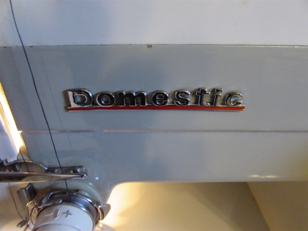 VINTAGE DOMESTIC SEWING MACHINE (WORKS) IN CASE & SEWING SUPPLIES