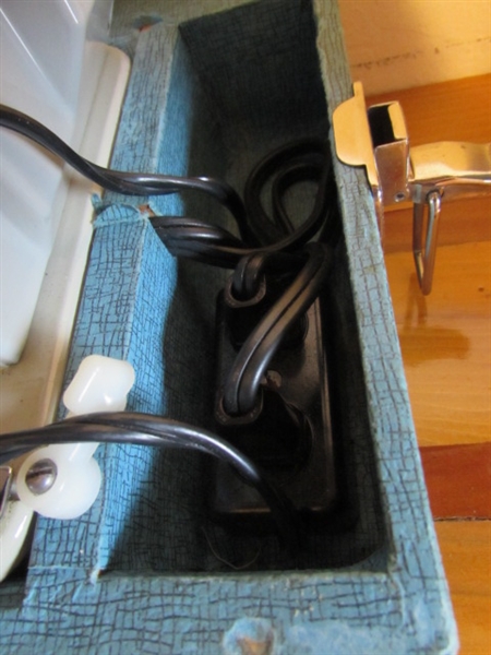 VINTAGE DOMESTIC SEWING MACHINE (WORKS) IN CASE & SEWING SUPPLIES