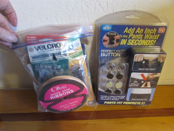 VINTAGE DOMESTIC SEWING MACHINE (WORKS) IN CASE & SEWING SUPPLIES