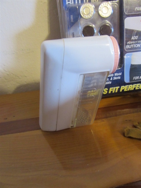 VINTAGE DOMESTIC SEWING MACHINE (WORKS) IN CASE & SEWING SUPPLIES