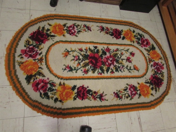 VINTAGE FLORAL OVAL LOCKER HOOKED RUG