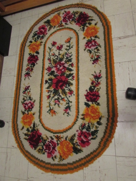 VINTAGE FLORAL OVAL LOCKER HOOKED RUG