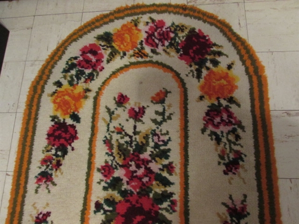 VINTAGE FLORAL OVAL LOCKER HOOKED RUG