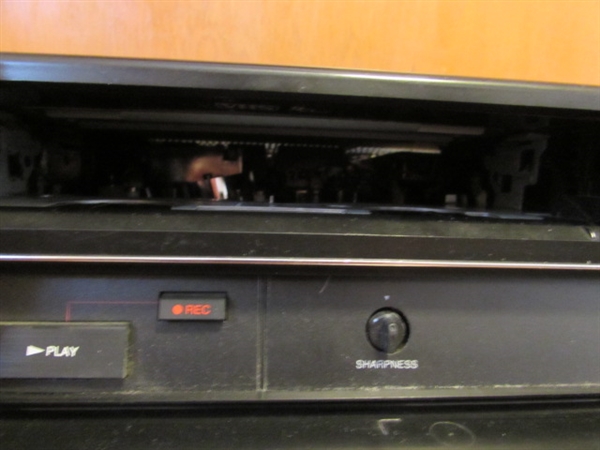 VINTAGE SEARS VHS PLAYER - POWERS ON