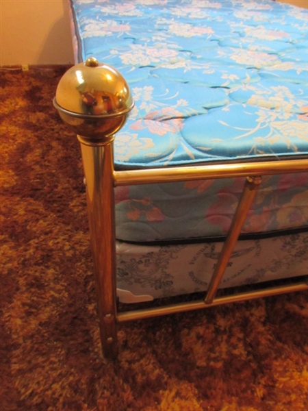 QUEEN MATTRESS & BOXSPRING W/GOLD TONE BED FRAME