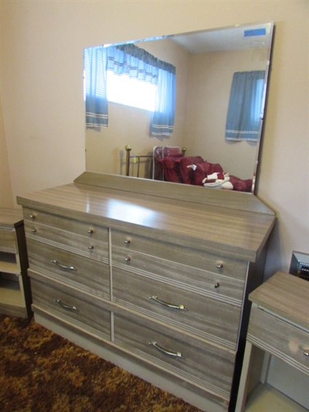 VINTAGE 6-DRAWER DRESSER W/MIRROR, & 2 NIGHTSTANDS - DOVETAILED DRAWERS