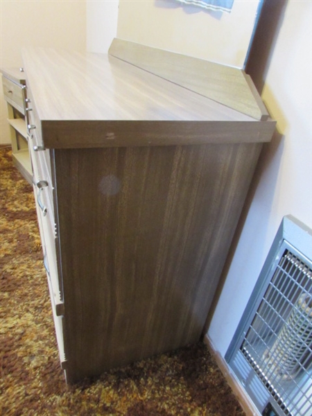 VINTAGE 6-DRAWER DRESSER W/MIRROR, & 2 NIGHTSTANDS - DOVETAILED DRAWERS