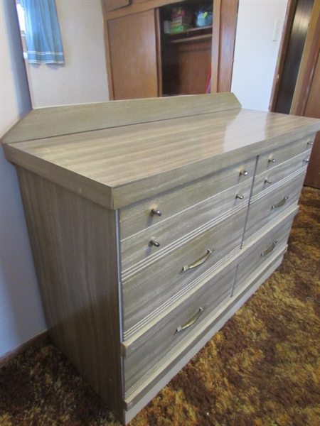 VINTAGE 6-DRAWER DRESSER W/MIRROR, & 2 NIGHTSTANDS - DOVETAILED DRAWERS