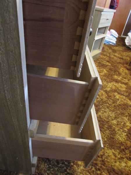 VINTAGE 6-DRAWER DRESSER W/MIRROR, & 2 NIGHTSTANDS - DOVETAILED DRAWERS