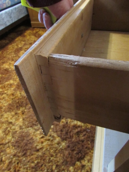 VINTAGE 6-DRAWER DRESSER W/MIRROR, & 2 NIGHTSTANDS - DOVETAILED DRAWERS