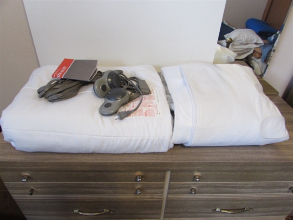 2 QUEEN HEATED MATTRESS PADS W 1 SET OF CONTROLLERS