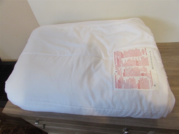 2 QUEEN HEATED MATTRESS PADS W 1 SET OF CONTROLLERS