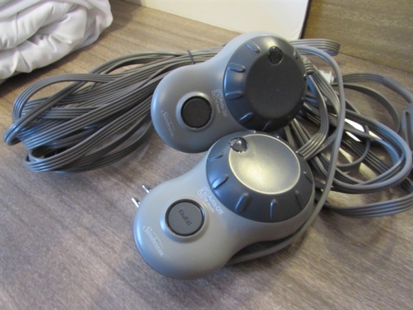 2 QUEEN HEATED MATTRESS PADS W 1 SET OF CONTROLLERS