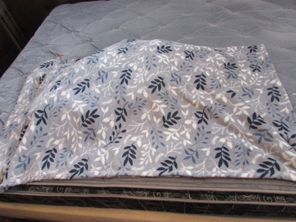 4 PLUSH THROWS