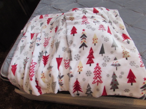 4 PLUSH THROWS