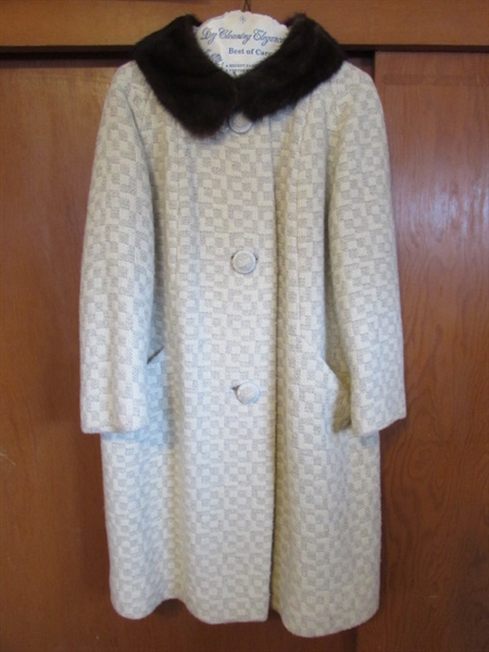 VINTAGE LADIES JACKET W/FUR COLLAR - NO SIZE FOUND