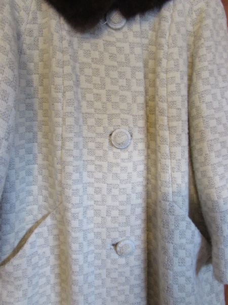 VINTAGE LADIES JACKET W/FUR COLLAR - NO SIZE FOUND