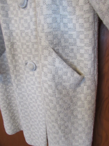 VINTAGE LADIES JACKET W/FUR COLLAR - NO SIZE FOUND