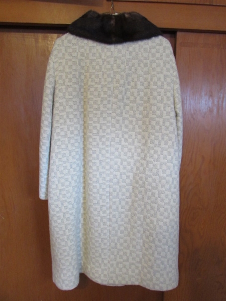 VINTAGE LADIES JACKET W/FUR COLLAR - NO SIZE FOUND