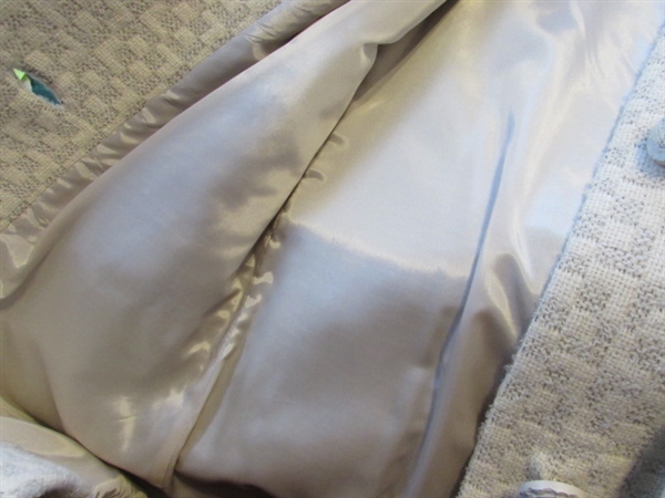 VINTAGE LADIES JACKET W/FUR COLLAR - NO SIZE FOUND