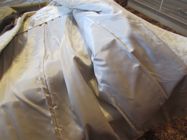 VINTAGE LADIES JACKET W/FUR COLLAR - NO SIZE FOUND
