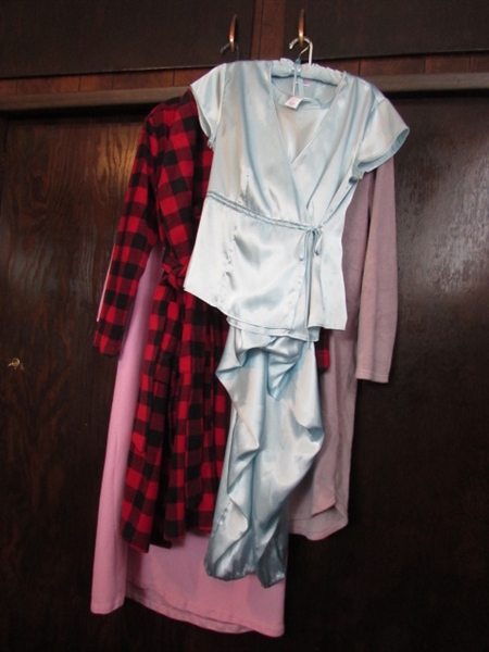 ROBES & SLEEPWEAR