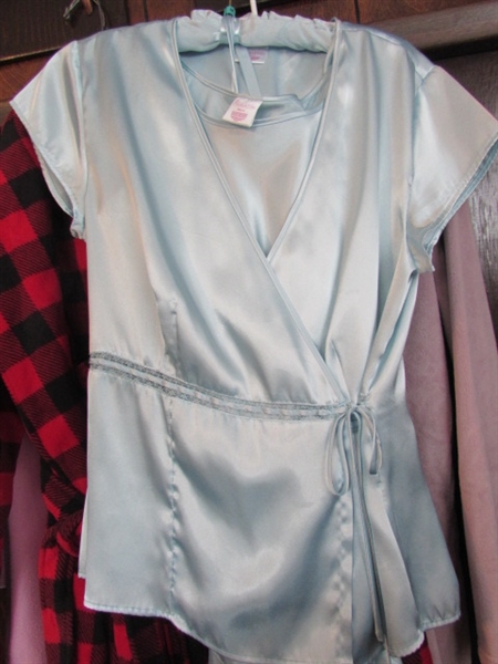 ROBES & SLEEPWEAR