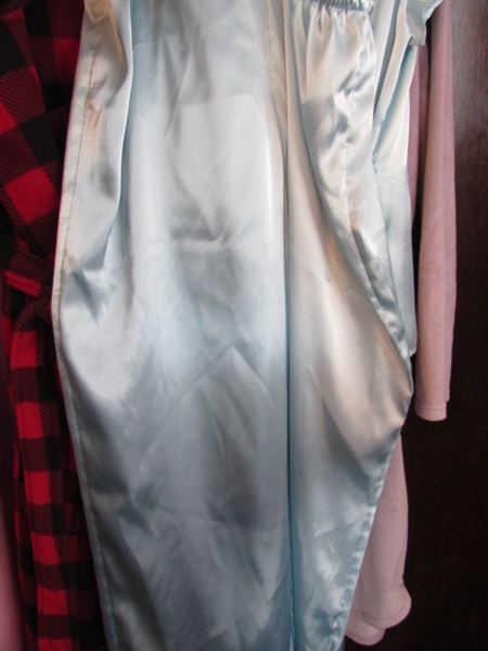 ROBES & SLEEPWEAR