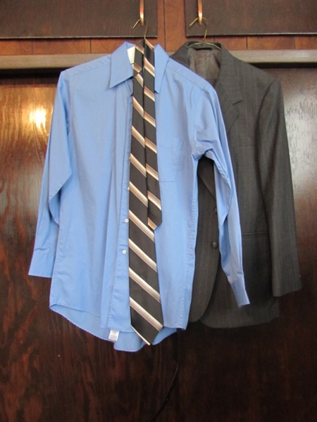MEN'S SMALL SIZE TOWNCRAFT SUIT, SHIRT, TIE & BELT