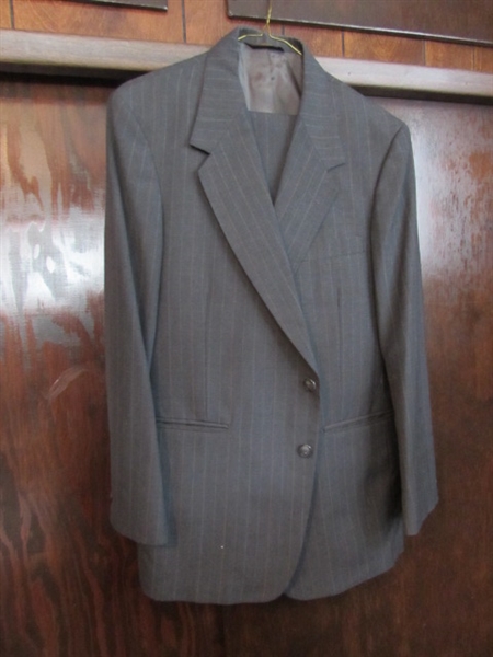 MEN'S SMALL SIZE TOWNCRAFT SUIT, SHIRT, TIE & BELT