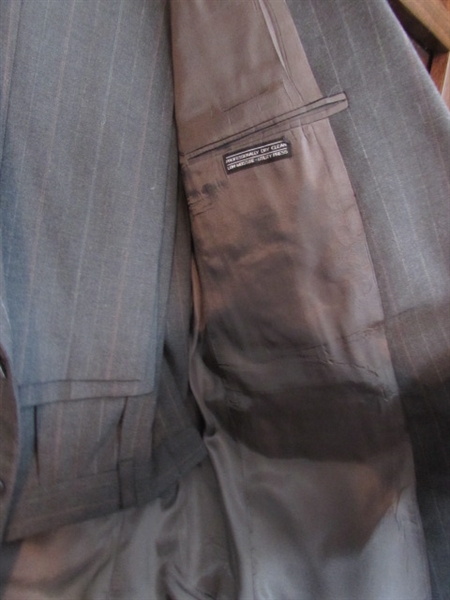 MEN'S SMALL SIZE TOWNCRAFT SUIT, SHIRT, TIE & BELT