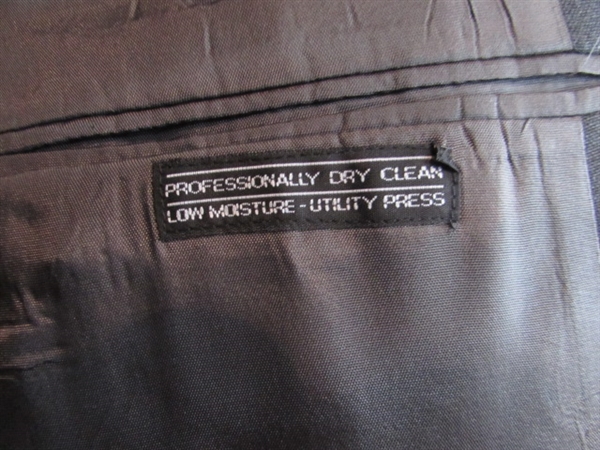 MEN'S SMALL SIZE TOWNCRAFT SUIT, SHIRT, TIE & BELT