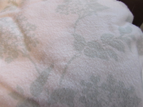 QUEEN COMFORTER SET & FLANNEL SHEET SETS