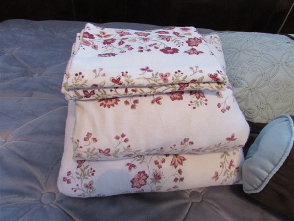 QUEEN COMFORTER SET & FLANNEL SHEET SETS