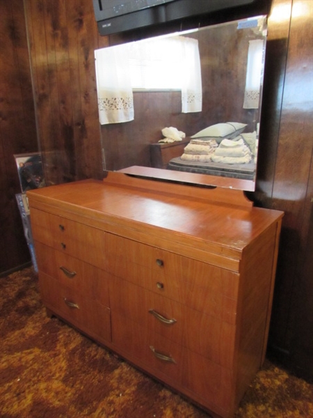 VINTAGE 6-DRAWER DRESSER W/BEVELED EDGE MIRROR (HAS CORNER DAMAGE ON MIRROR)