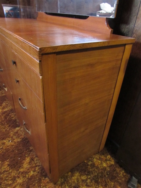 VINTAGE 6-DRAWER DRESSER W/BEVELED EDGE MIRROR (HAS CORNER DAMAGE ON MIRROR)