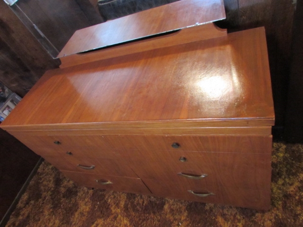 VINTAGE 6-DRAWER DRESSER W/BEVELED EDGE MIRROR (HAS CORNER DAMAGE ON MIRROR)