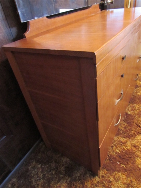 VINTAGE 6-DRAWER DRESSER W/BEVELED EDGE MIRROR (HAS CORNER DAMAGE ON MIRROR)