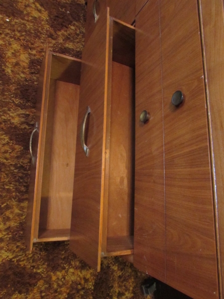 VINTAGE 6-DRAWER DRESSER W/BEVELED EDGE MIRROR (HAS CORNER DAMAGE ON MIRROR)