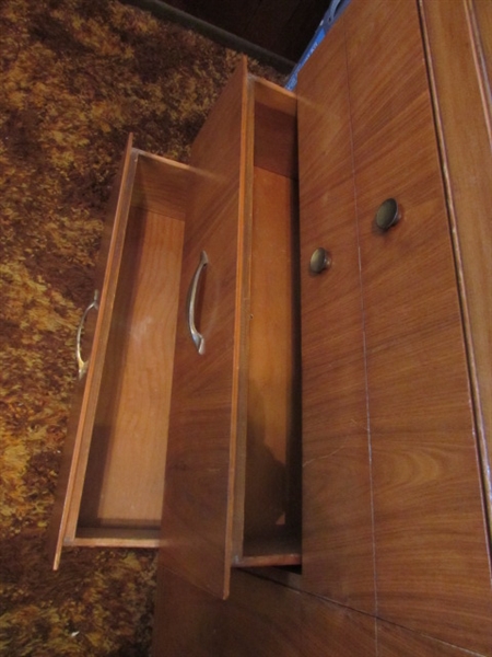 VINTAGE 6-DRAWER DRESSER W/BEVELED EDGE MIRROR (HAS CORNER DAMAGE ON MIRROR)