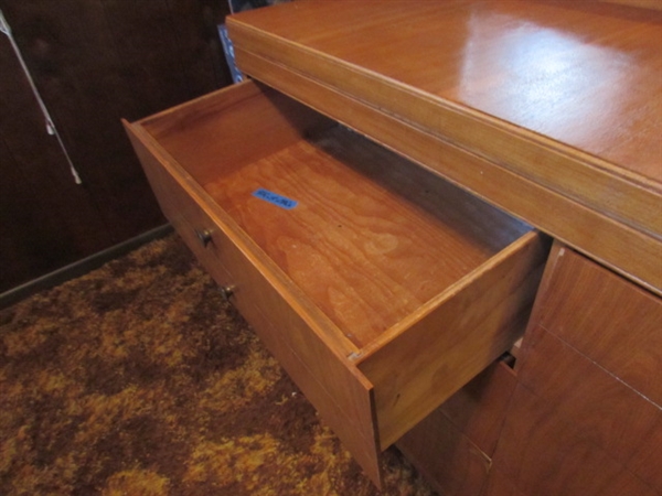 VINTAGE 6-DRAWER DRESSER W/BEVELED EDGE MIRROR (HAS CORNER DAMAGE ON MIRROR)