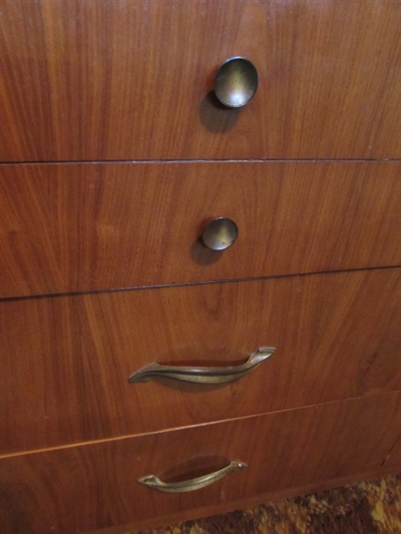VINTAGE 6-DRAWER DRESSER W/BEVELED EDGE MIRROR (HAS CORNER DAMAGE ON MIRROR)