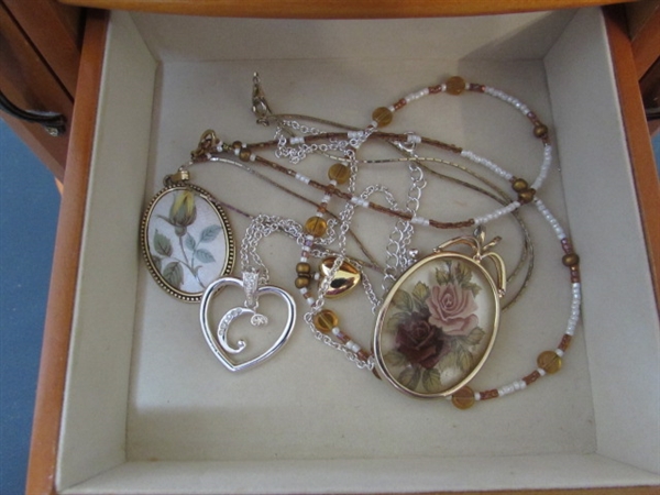 JEWELRY BOX WITH FASHION JEWELRY